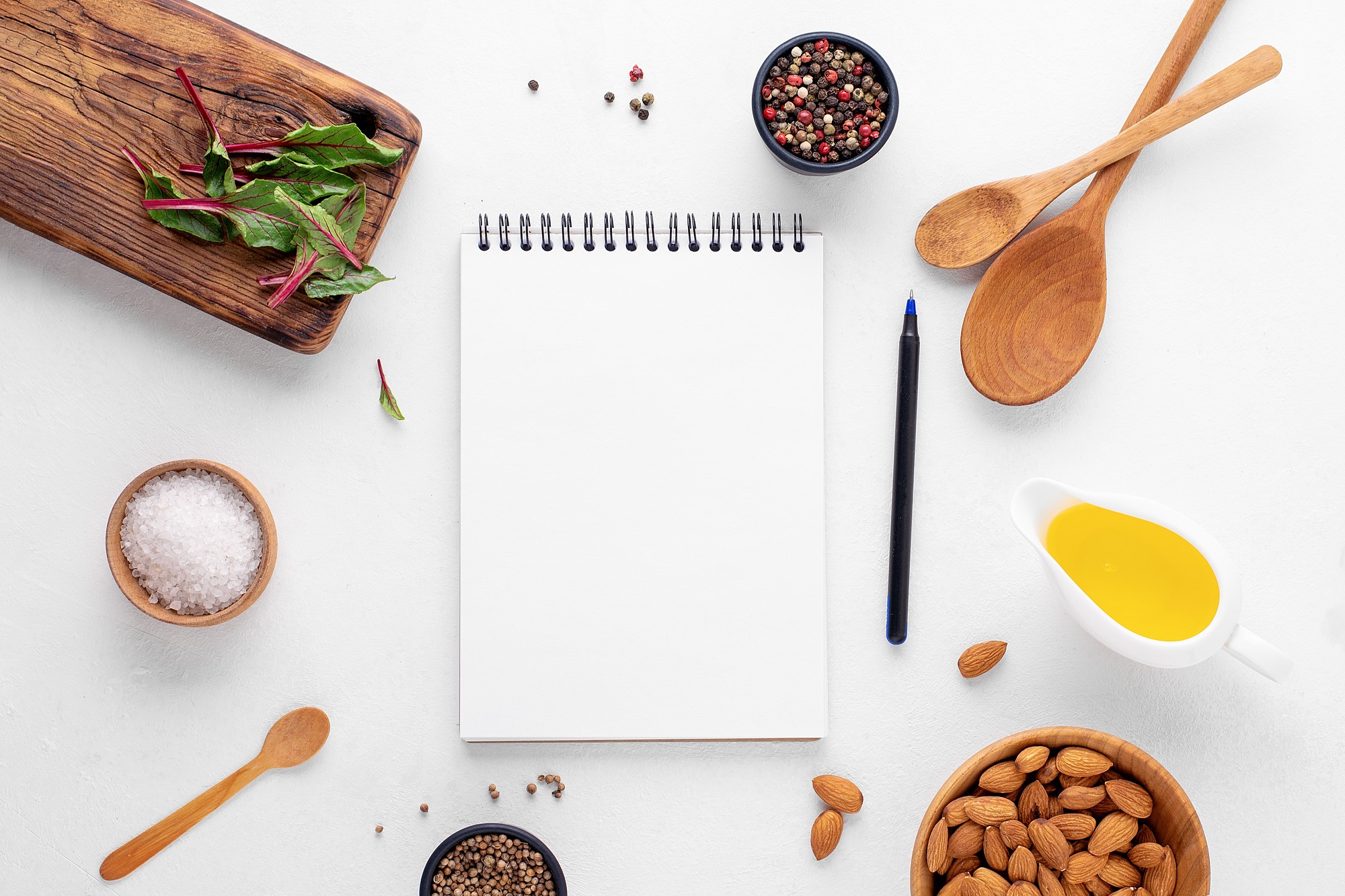 Menu i notatki projektowe na stole